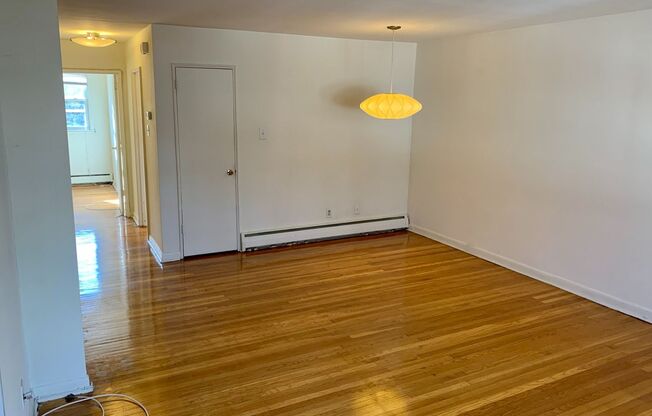 Charming 2-Bedroom/1-Bathroom Apartment by the Art Museum! Garage and Parking Included!