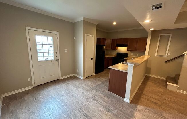 AVAILABLE! 3 Bedroom 2.5 bathroom Town-Home!