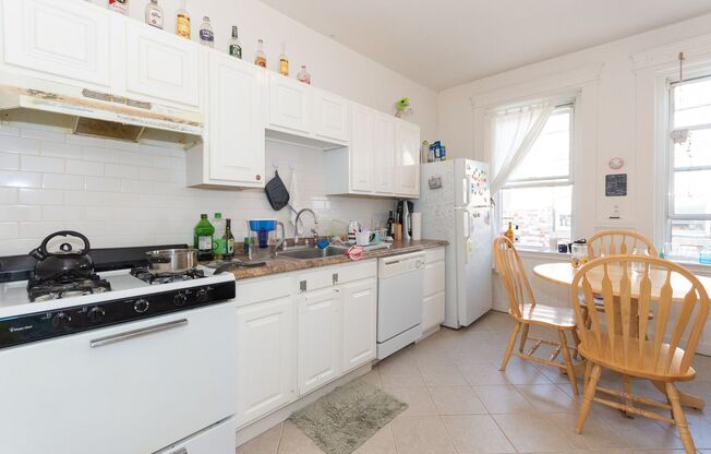 2 beds, 1 bath, $3,000, Unit Unit #32