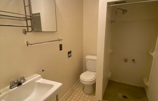 Studio, 1 bath, 425 sqft, $1,395, Unit 52