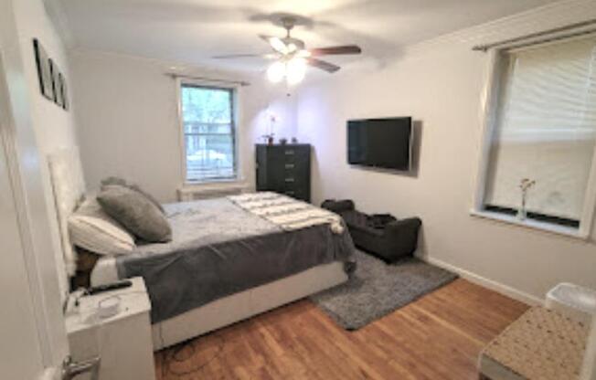 2 beds, 1 bath, $2,750, Unit 1-A