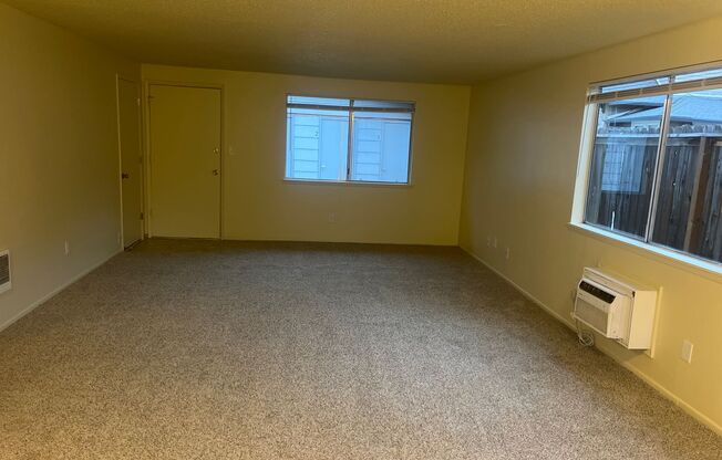 2 beds, 1 bath, $1,295, Unit 4