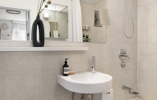 258 W 93 ST