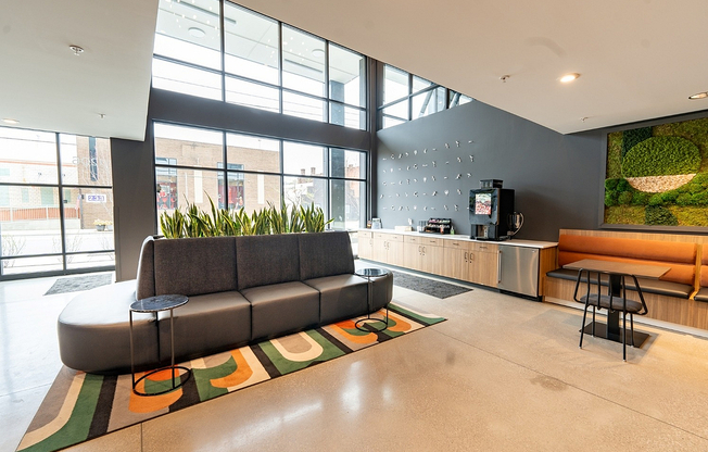 4th & 5th Main Lobby