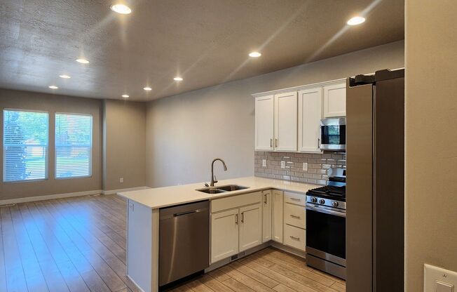 1 MONTH FREE(OAC) 4-bed, 3.5-bath Townhome Available early June