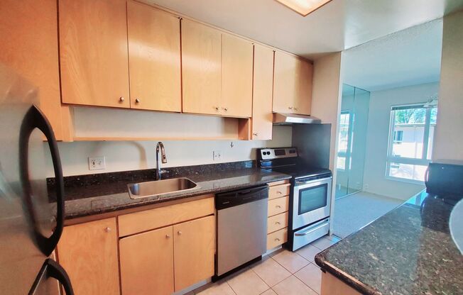 Top floor Woodlake unit with lake view