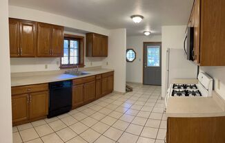 2 beds, 1 bath, $1,225, Unit Apt #1