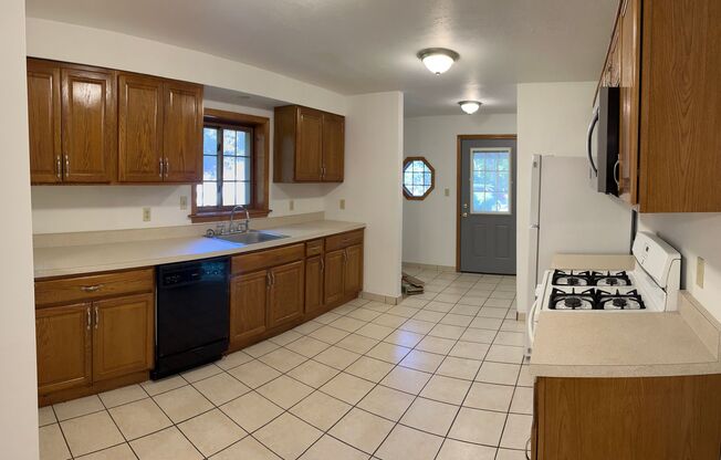 2 beds, 1 bath, $1,225, Unit Apt #1