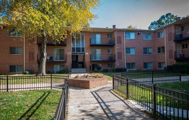 Glen Willow Apartments Outside Walkway 01