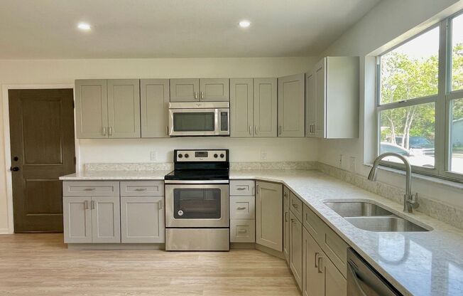 Spacious 4 Bedroom 2 Bathroom Single Family House in Sarasota