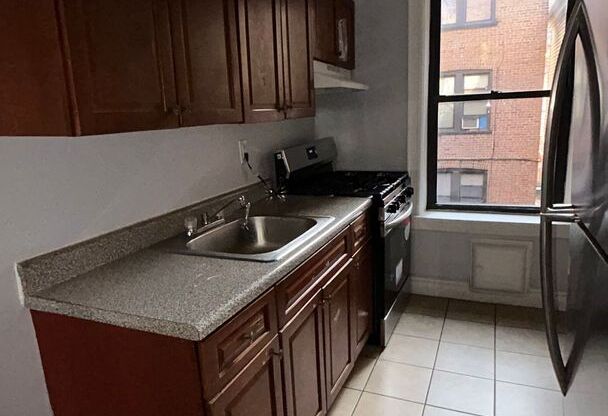 930-Berkeley Manor, LLC