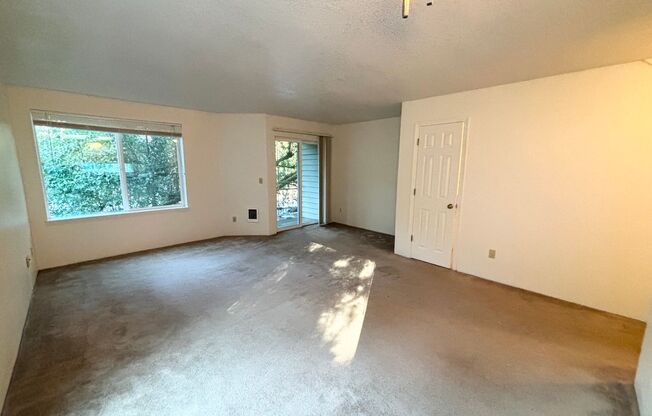 2 Bedroom Condo, with Off Street Parking and Short Walk to OSHU! W/S/G Paid!