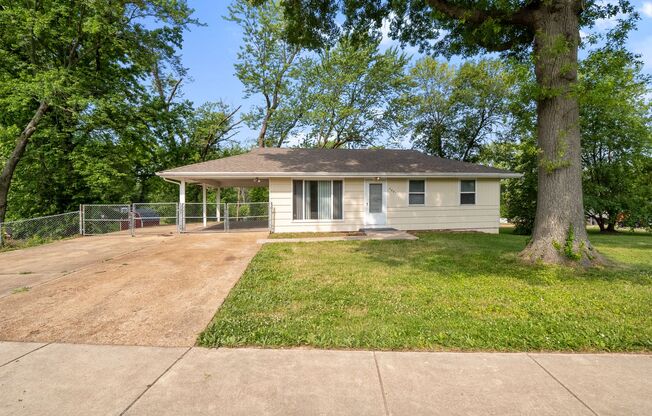 Spacious 3-Bedroom Home with Modern Kitchen and Expansive Fenced Yard