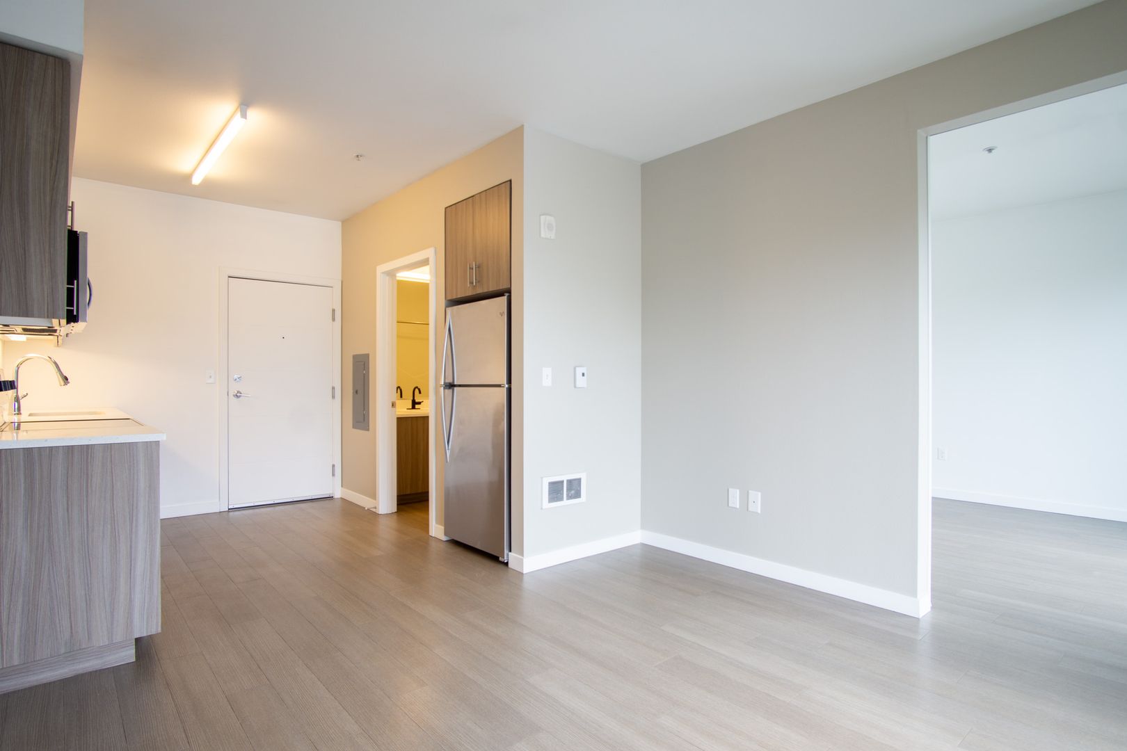 Fabulous Top Floor Sellwood 1-Bedroom with Condo-Grade Finishes!