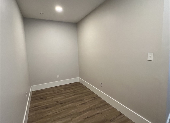 2 beds, 1 bath, 700 sqft, $2,095, Unit 2