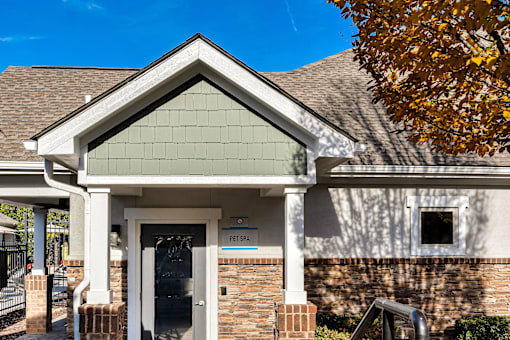 A building with a sign that says "PET SPA" on it.