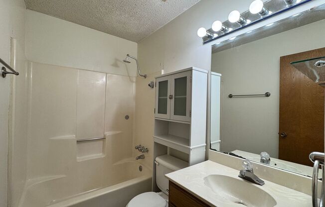 2 beds, 1 bath, $1,095