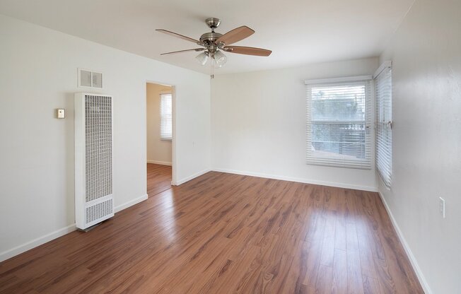 *OPEN HOUSE: 5/3 1-2PM* 2 BR in the Heart of Hillcrest with Parking  ~ Cats OK!