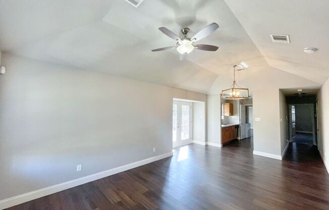 Charming Single-Story, 3Bed/2Bath Gem Minutes from Southtown