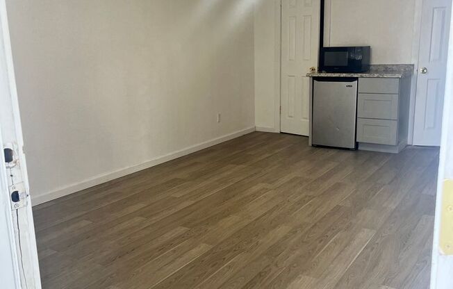 Studio, 1 bath, $975, Unit 111-41