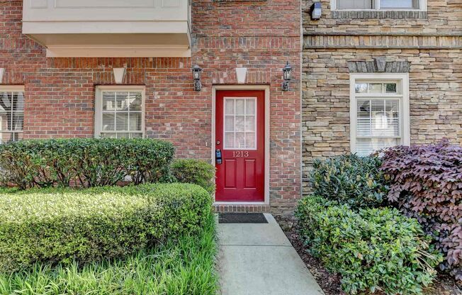 Gorgeous 2BR, 2.5BA Townhome in Roswell – Minutes from Alpharetta!