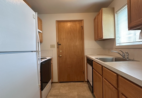 9118 45 AVE SW