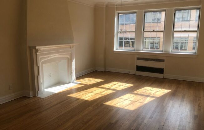 1 bed, 1 bath, 962 sqft, $1,560, Unit New King Edward  503