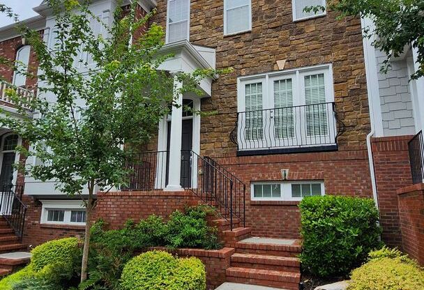 Updated 3BR/3.5BA Townhome with Pool Access – Move-In Ready