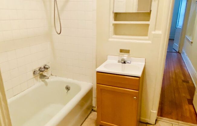 3 beds, 2 baths, $2,050, Unit Apt. 03