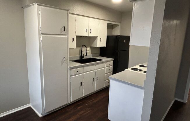 2 beds, 1 bath, 680 sqft, $999, Unit 106