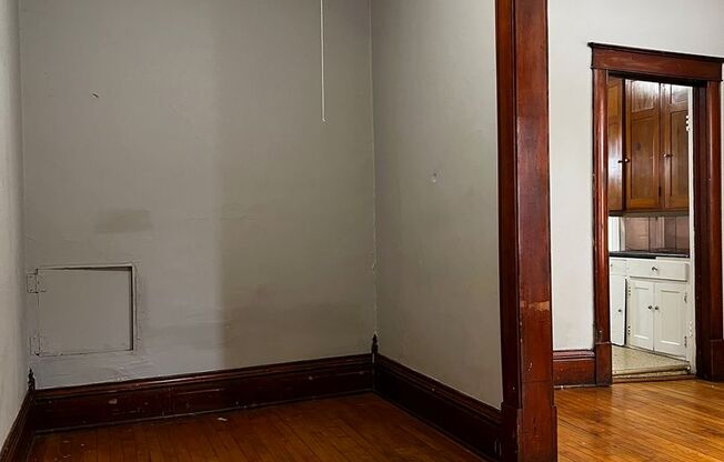 260 Irving Ave N #1