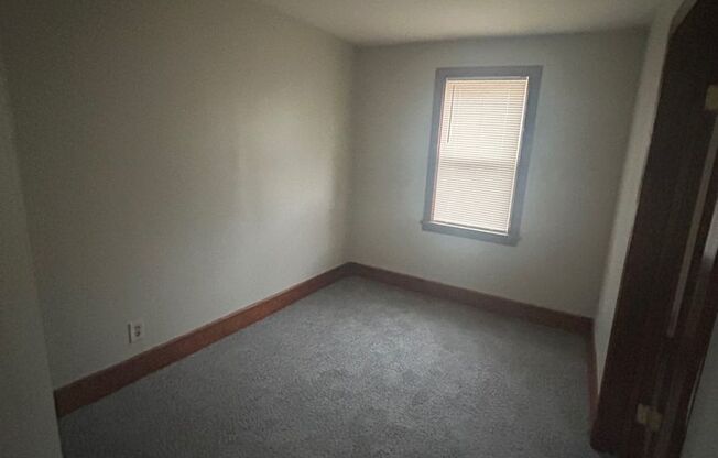 2 beds, 1 bath, $900, Unit Rear