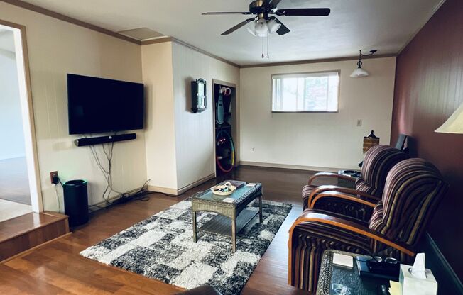 3 beds, 1 bath, $2,500