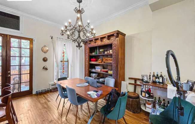 164 W 130 ST