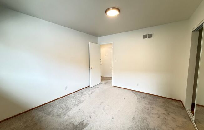 2 beds, 1 bath, $2,600, Unit 2053 Central Ave C (LO)