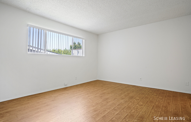 221 S REEVES DR