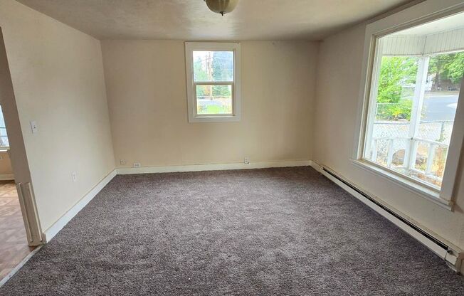 3 beds, 1 bath, 1,232 sqft, $1,500