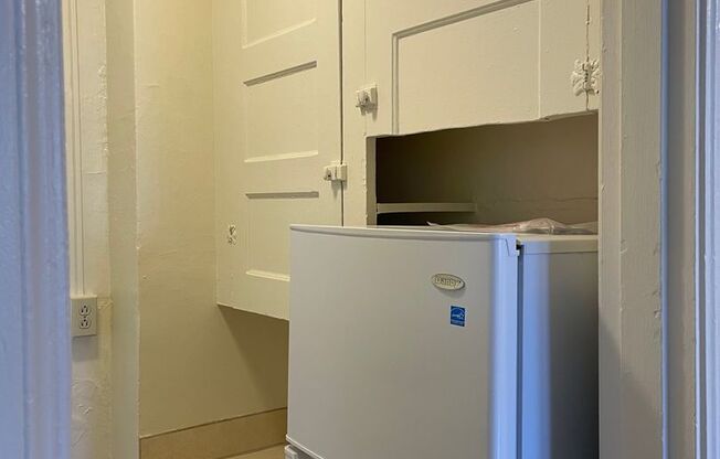 Studio, 1 bath, 350 sqft, $1,095, Unit 103