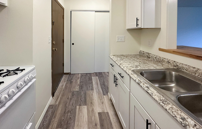 2 Bed / 1 Bath - 1,000 SF - Remodeled Kitchen