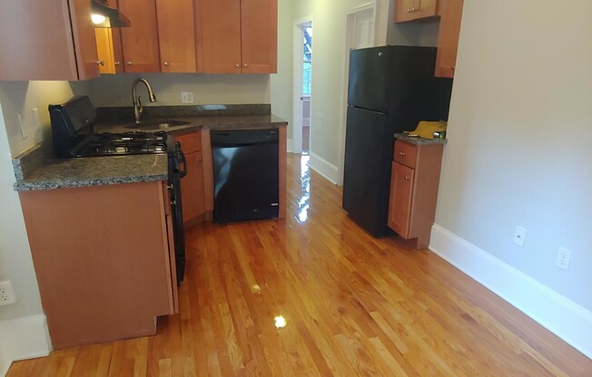 2 beds, 1 bath, $3,400, Unit 14