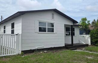 Beautifully Renovated 2BR + Bonus Room Home in Central Oak Park – Prime St. Petersburg Location