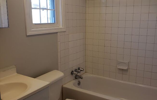 2 beds, 2 baths, $1,195, Unit 908 Old Williamsburg Rd Unit 2