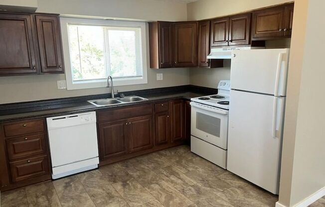 Upper 2bed, w/d in unit, a/c, storage, and all dogs welcome!