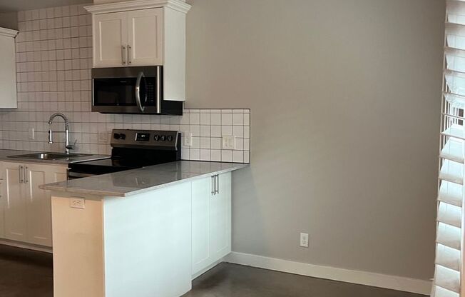 1 bedroom, 1 bath with enclosed backyard