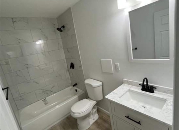 2 beds, 1 bath, 850 sqft, $2,350, Unit 38