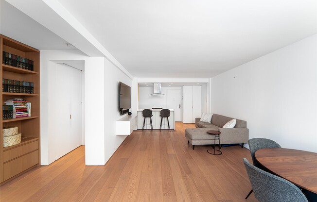 240 E 55 ST