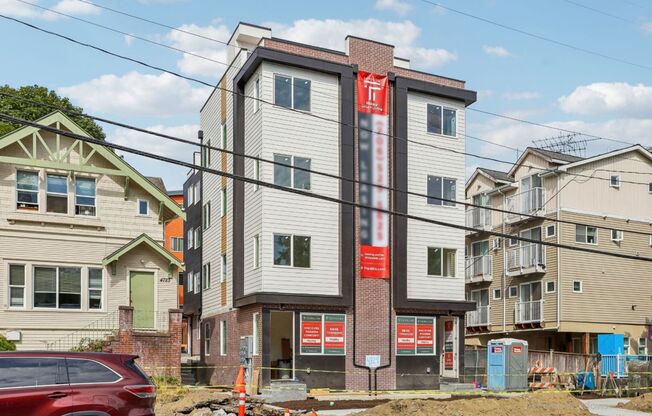 Husky Urban Living - Brand New 8B4B near UW!