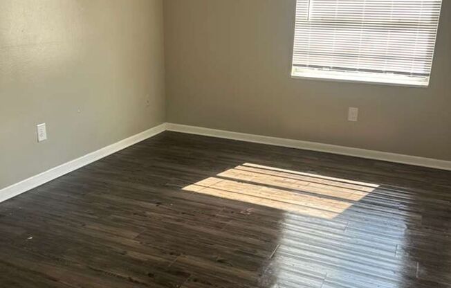 2 beds, 1 bath, $1,000, Unit 20