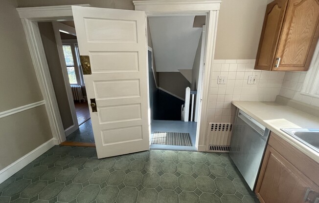 3 beds, 1 bath, 1,300 sqft, $3,200, Unit 2