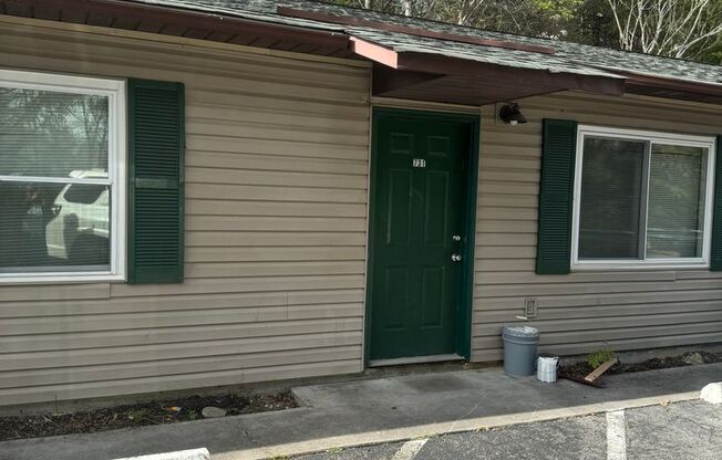 Sevierville 37862 - 2 bedroom, 1 bath apartment - Call Lisa Vineyard and Shannon Russell (865) 216-9334